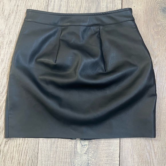Express, Leather Mini Skirt, Size 00 - Picture 2 of 5